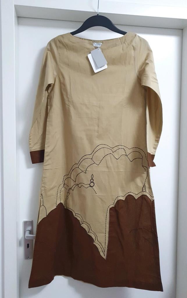 Stijlvolle beige jurk met bruine details en borduursel, Beige, Nieuw, Ophalen of Verzenden, Onbekend