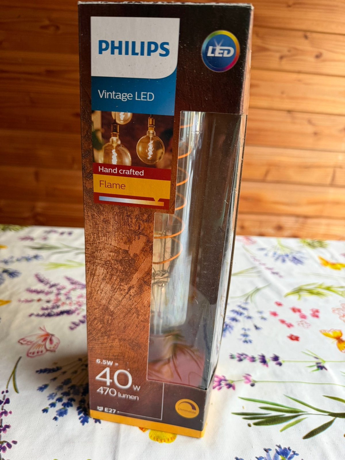 Foto 2 van Philips vintage LED flame lamp. 6,5W = 40W / 470 ln
