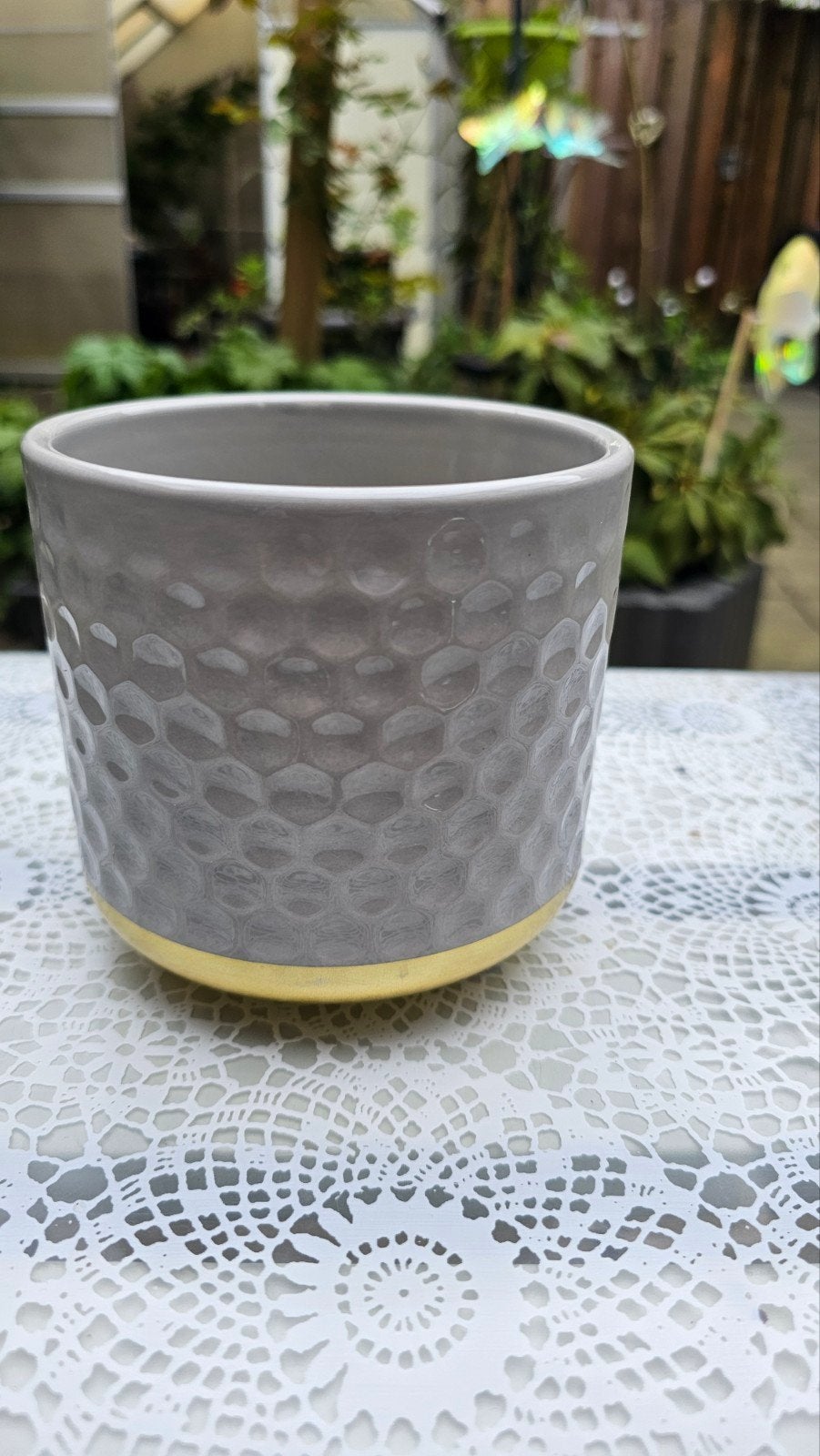 Grijze keramische bloempot met honingraatmotief en gouden vo, Rond, Ophalen of Verzenden, Aardewerk, Minder dan 40 cm