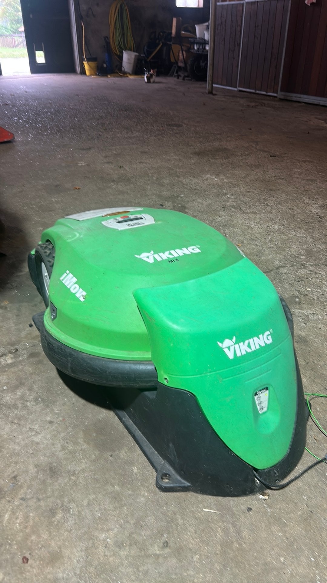 Robotmaaier 2000m2 Viking MI555 met maar 246 maaiuren!, Ophalen, Gebruikt, Meer dan 25 cm