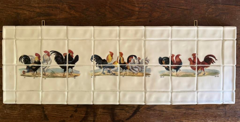 Tableau van handvorm tegels met kippen en hanen op hout, Ophalen