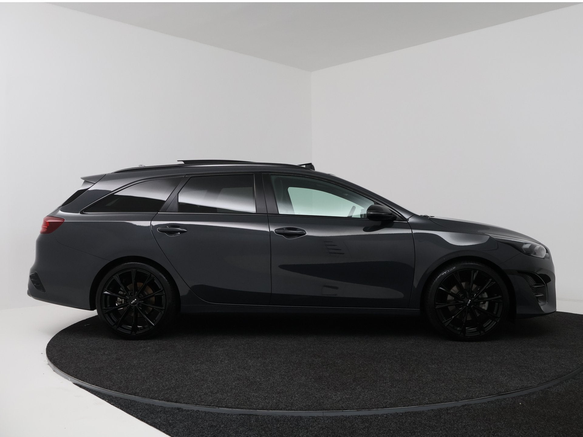 Kia Ceed Sportswagon 1.5 T-GDi GT-PlusLine | 19 INCH | BLACK, Auto's, 12 maanden, Gebruikt, 4 cilinders, 610 kg