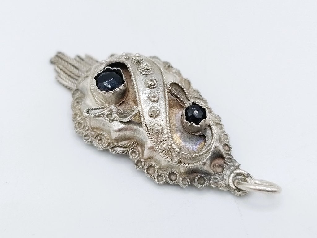 Zilveren (rouw) klederdracht hanger met gitten, Sieraden, Tassen en Uiterlijk, Antieke sieraden, Verzenden, Zilver, Hanger, Met edelsteen