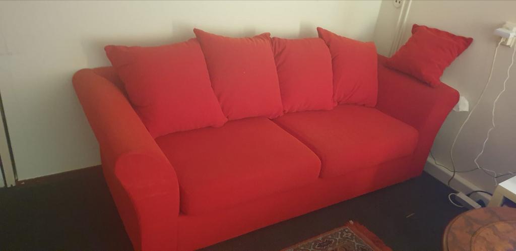 Rode bank, Huis en Inrichting, Banken | Bankstellen, Gebruikt, 150 tot 200 cm, Tweepersoons, 75 tot 100 cm