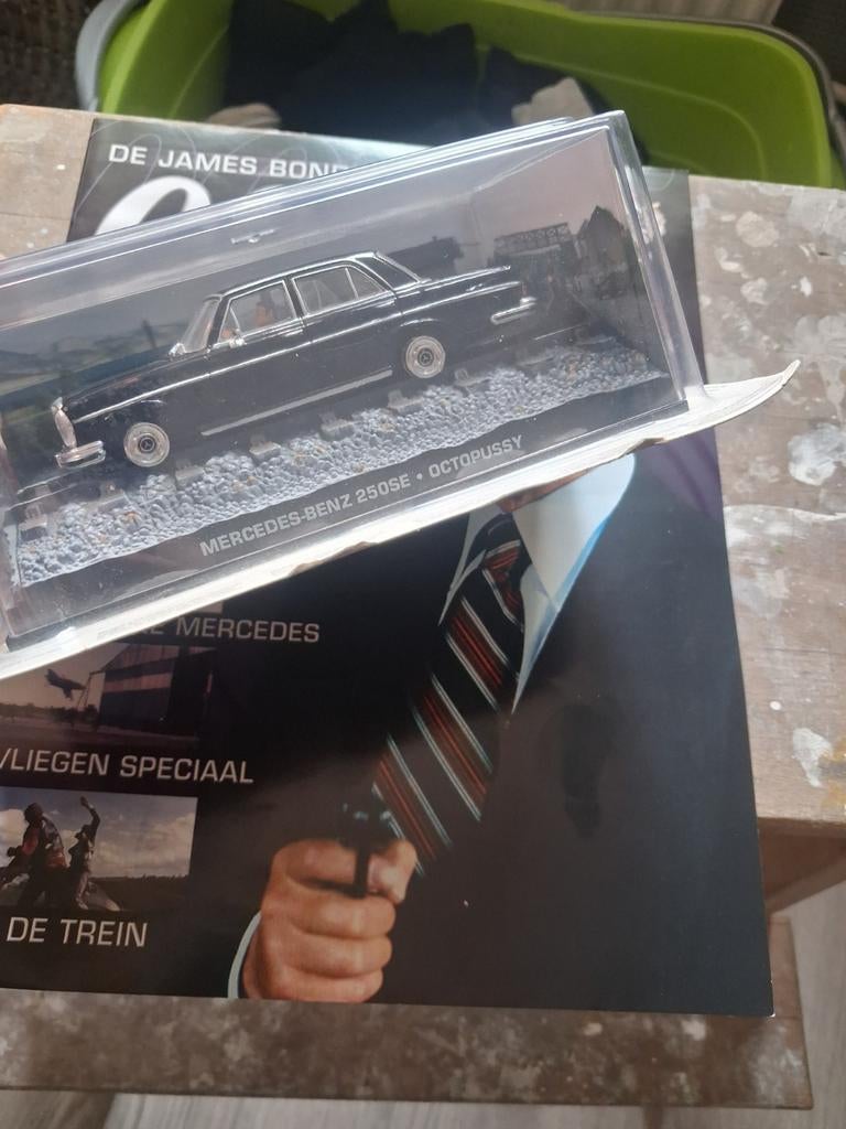 James bond modellen met boekje, Ophalen of Verzenden, Zo goed als nieuw, Auto, Overige merken