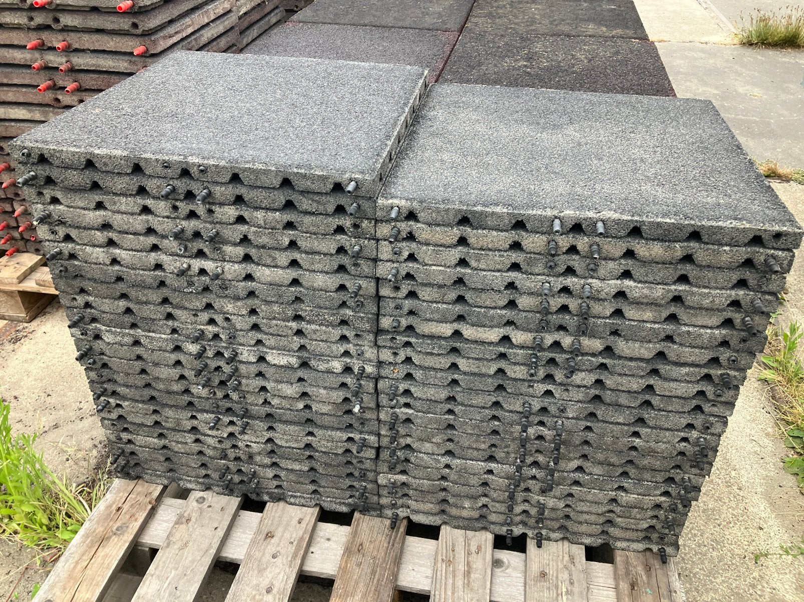 40 zwarte vochtdoorlatende rubberen tegels 50x50x3cm, Doe-het-zelf en Verbouw, Dakpannen en Dakbedekking, Ophalen, Kunststof, Q