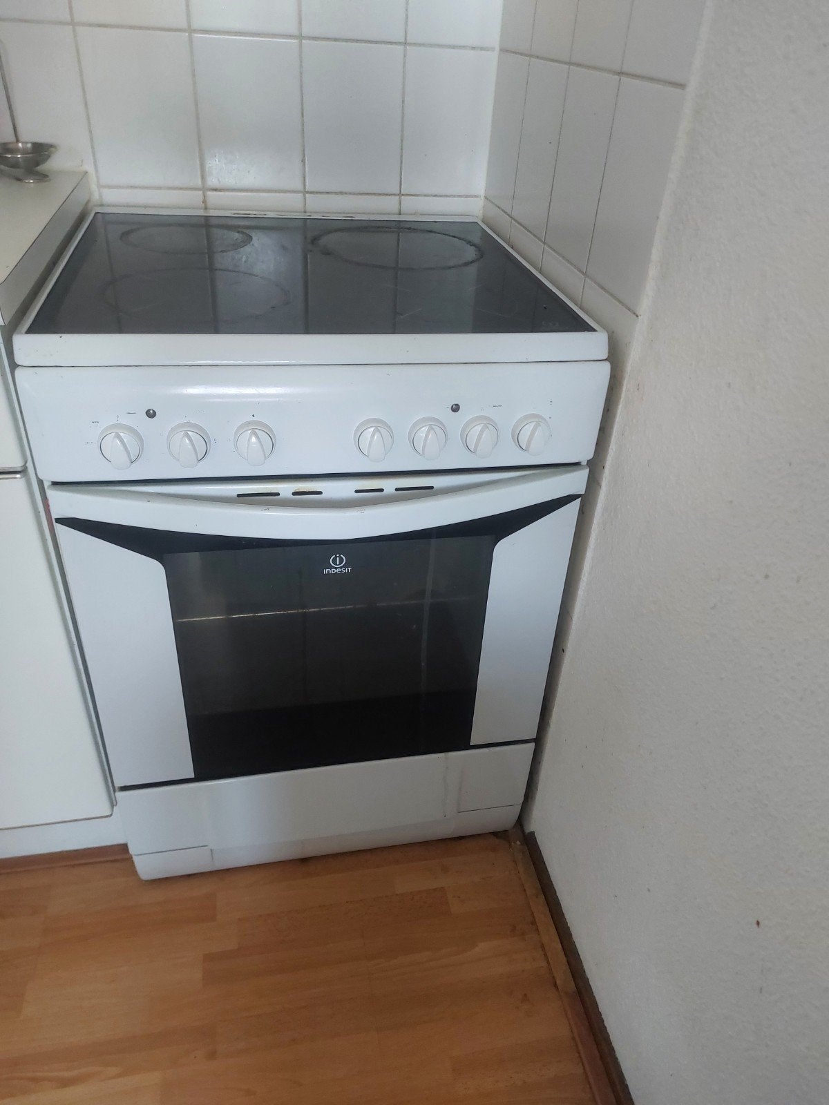 Indesit Vrijstaand Elektrisch Fornuis met Oven, Witgoed en Apparatuur, Fornuizen, Ophalen, Gebruikt, 60 cm of meer, 4 kookzones