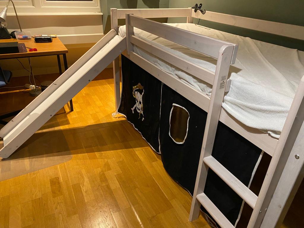 Hoogslaper met piratengordijnen en glijbaan, Kinderen en Baby's, Kinderkamer | Stapelbedden en Hoogslapers, Ophalen, Gebruikt