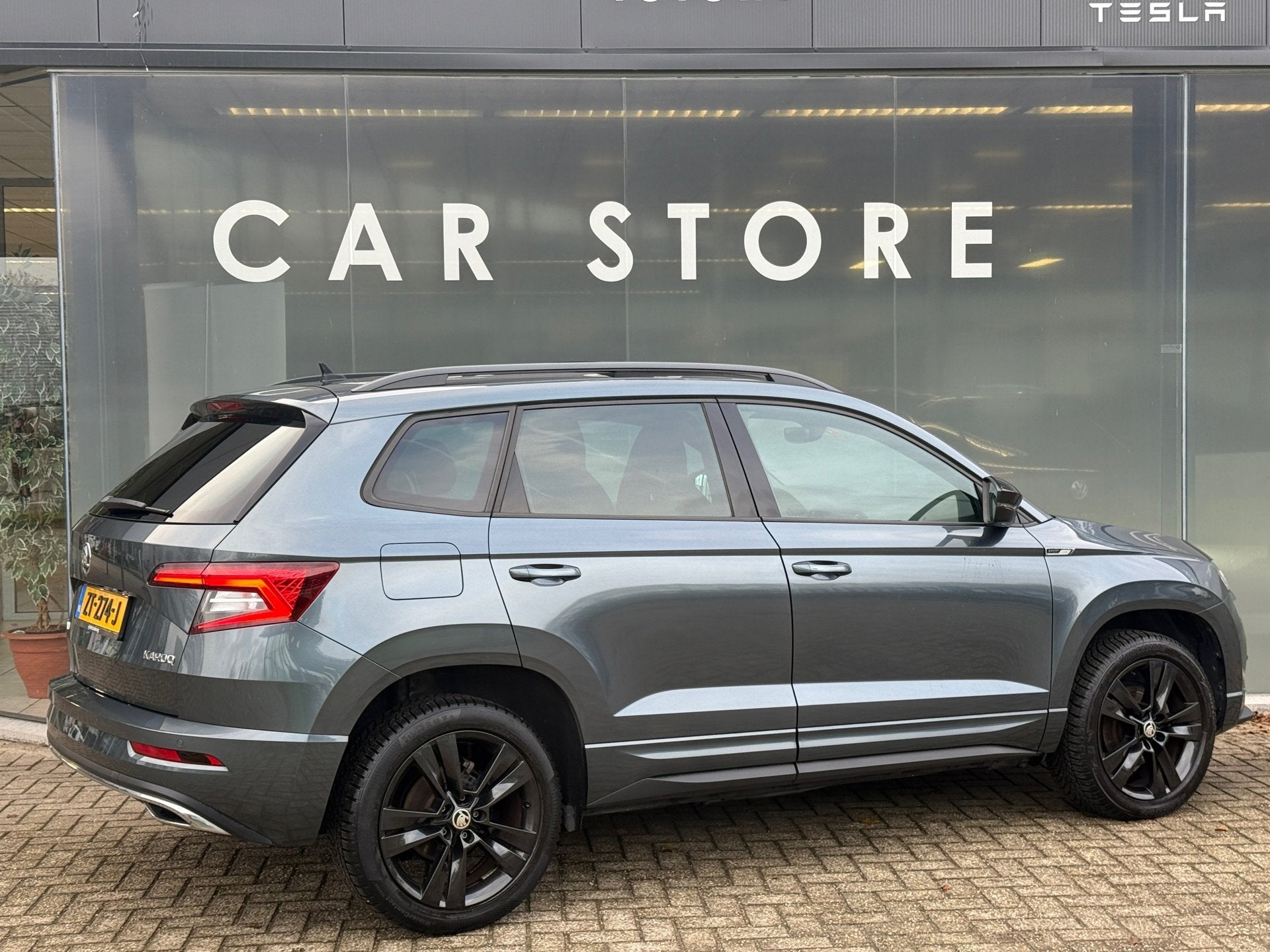 Skoda Karoq 1.5 TSI DSG Sportline Pano|Sfeer|Canton|Dealer O, Auto's, Stof, 4 cilinders, 150 pk, Bedrijf