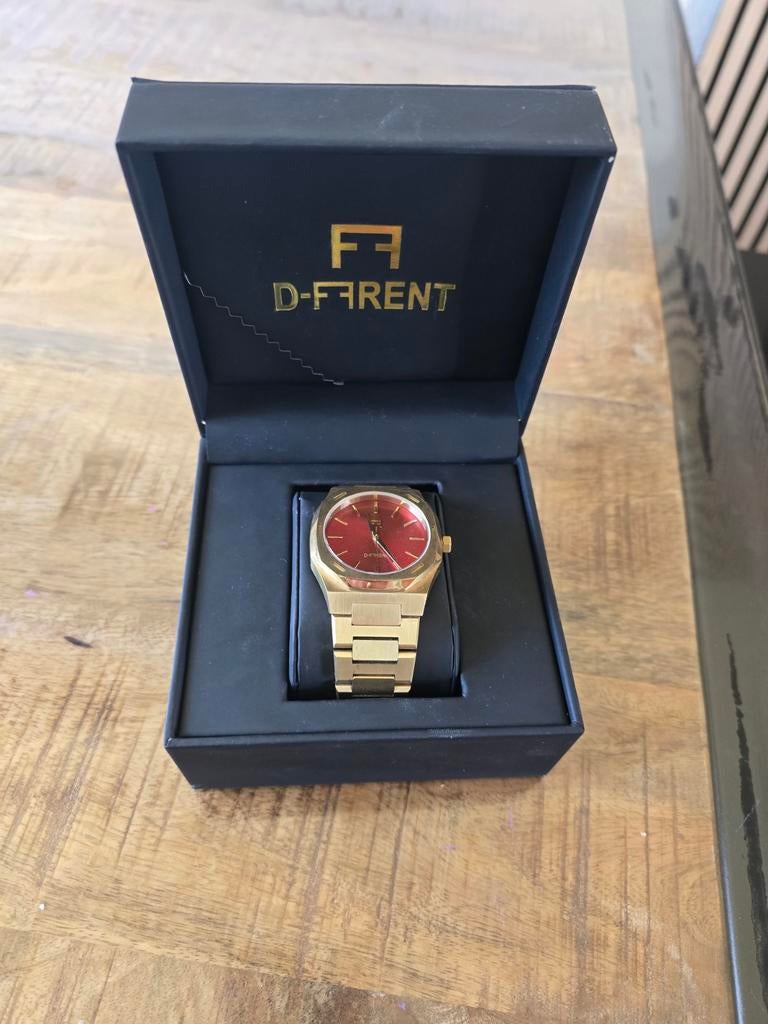 D-Frend horloge goud met rode wijzerplaat ZGAN, Overige merken, Polshorloge, Ophalen of Verzenden, Zo goed als nieuw