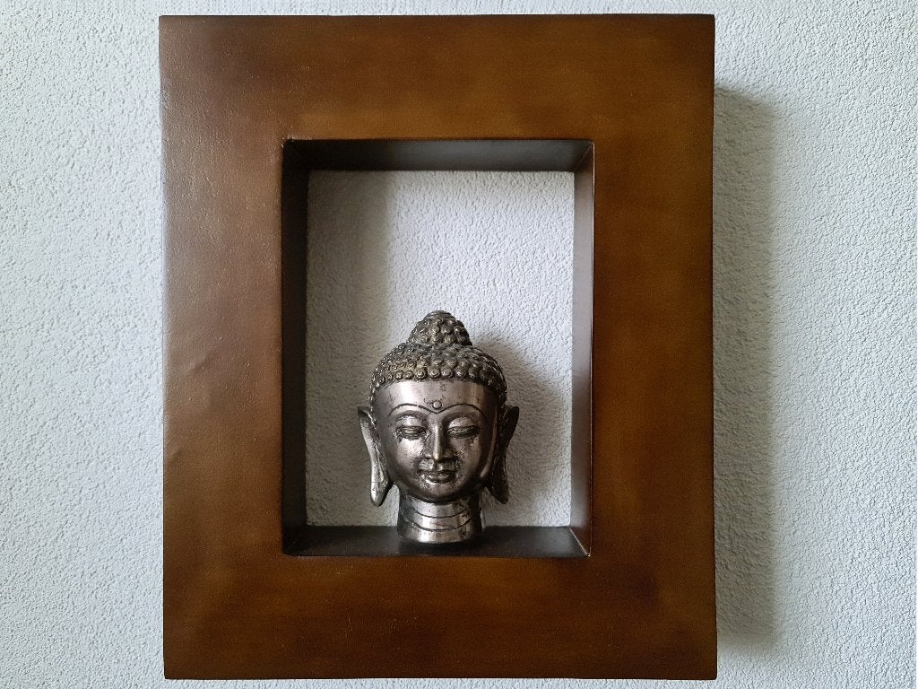 Boeddha hoofd zilverkleur - in decoratief houten frame, Ophalen of Verzenden, Nieuw, Metaal, 37 cm
