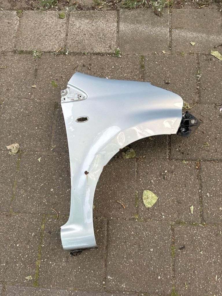 Toyota Aygo spatbord rechtsvoor lichtblauw, Auto-onderdelen, Carrosserie en Plaatwerk, Ophalen, Gebruikt, Voor, Spatbord