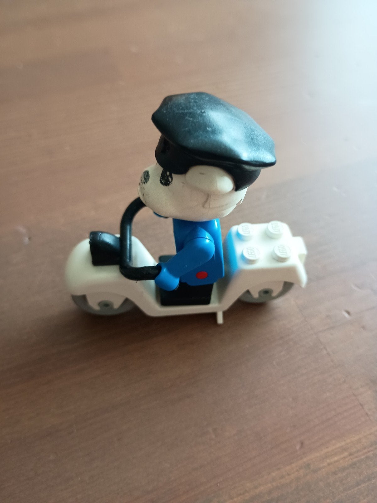 Lego Fabuland figuur met scooter - Politiehond, Ophalen of Verzenden, Gebruikt