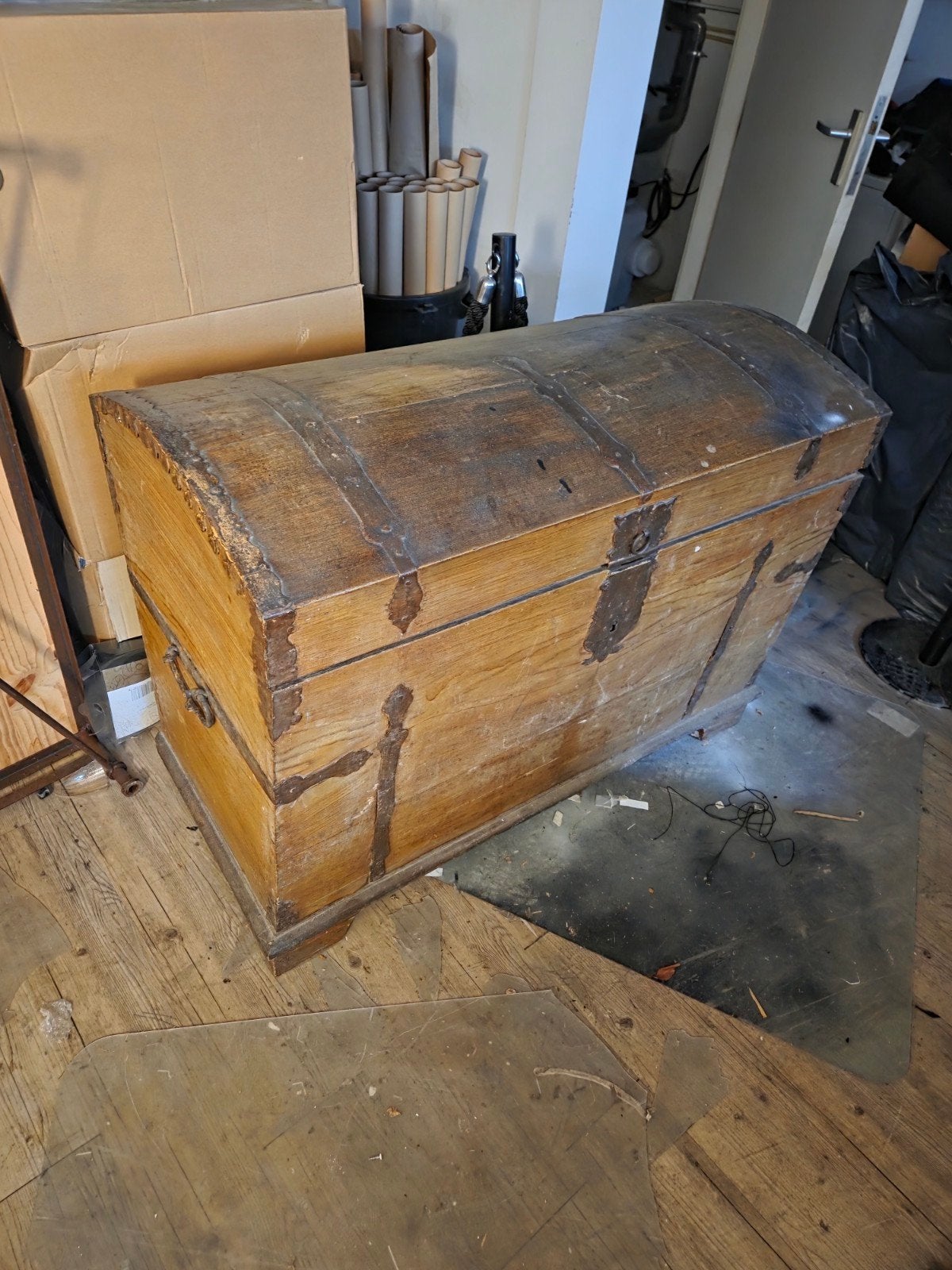 Antieke houten schatkist met metalen beslag, Ophalen