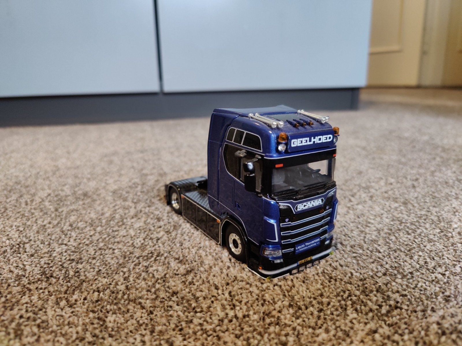 WSI Geelhoed Scania S Highline met Tankcontainer, Ophalen of Verzenden, Zo goed als nieuw, Bus of Vrachtwagen, Wsi