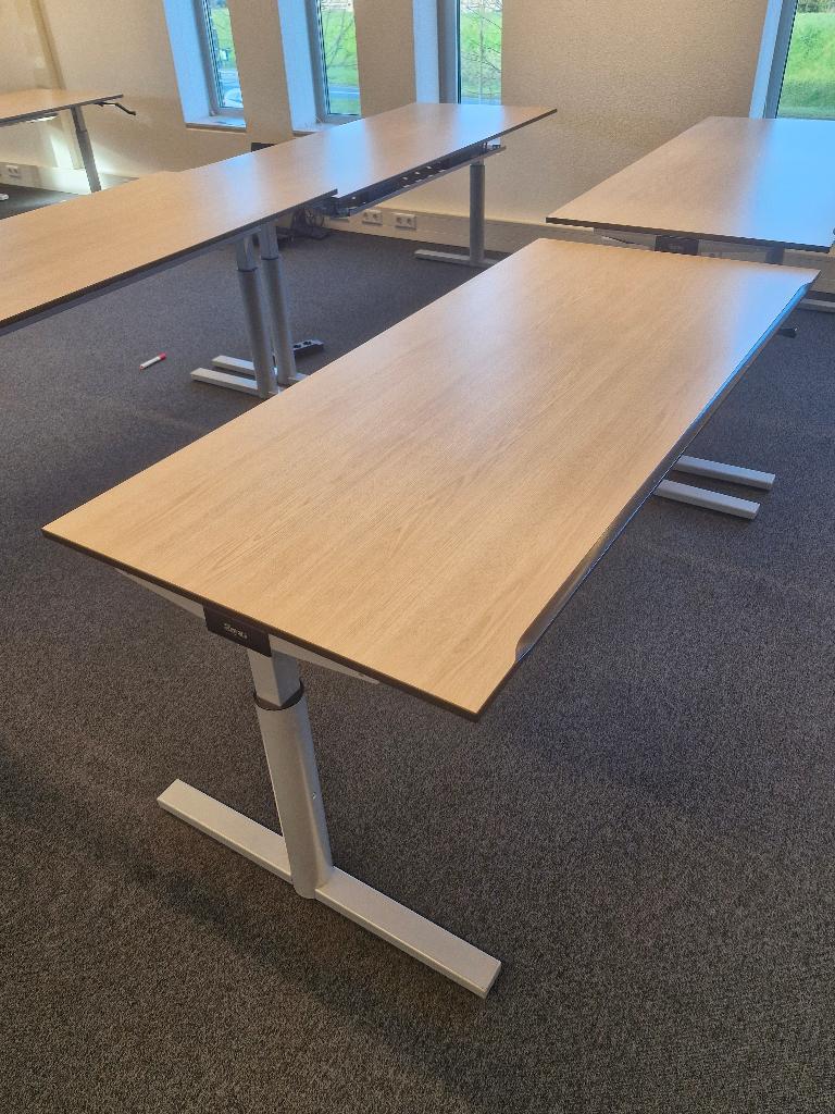 Gispen TM bureau met slinger, zeer robuust NL design, Parallelweg West 23, 4104 AR Culemborg, 180 cm, Info@gispen.nl, In hoogte verstelbaar