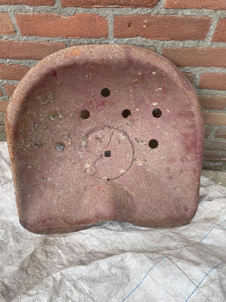Antieke tractorzitting - rood metaal, Ophalen of Verzenden