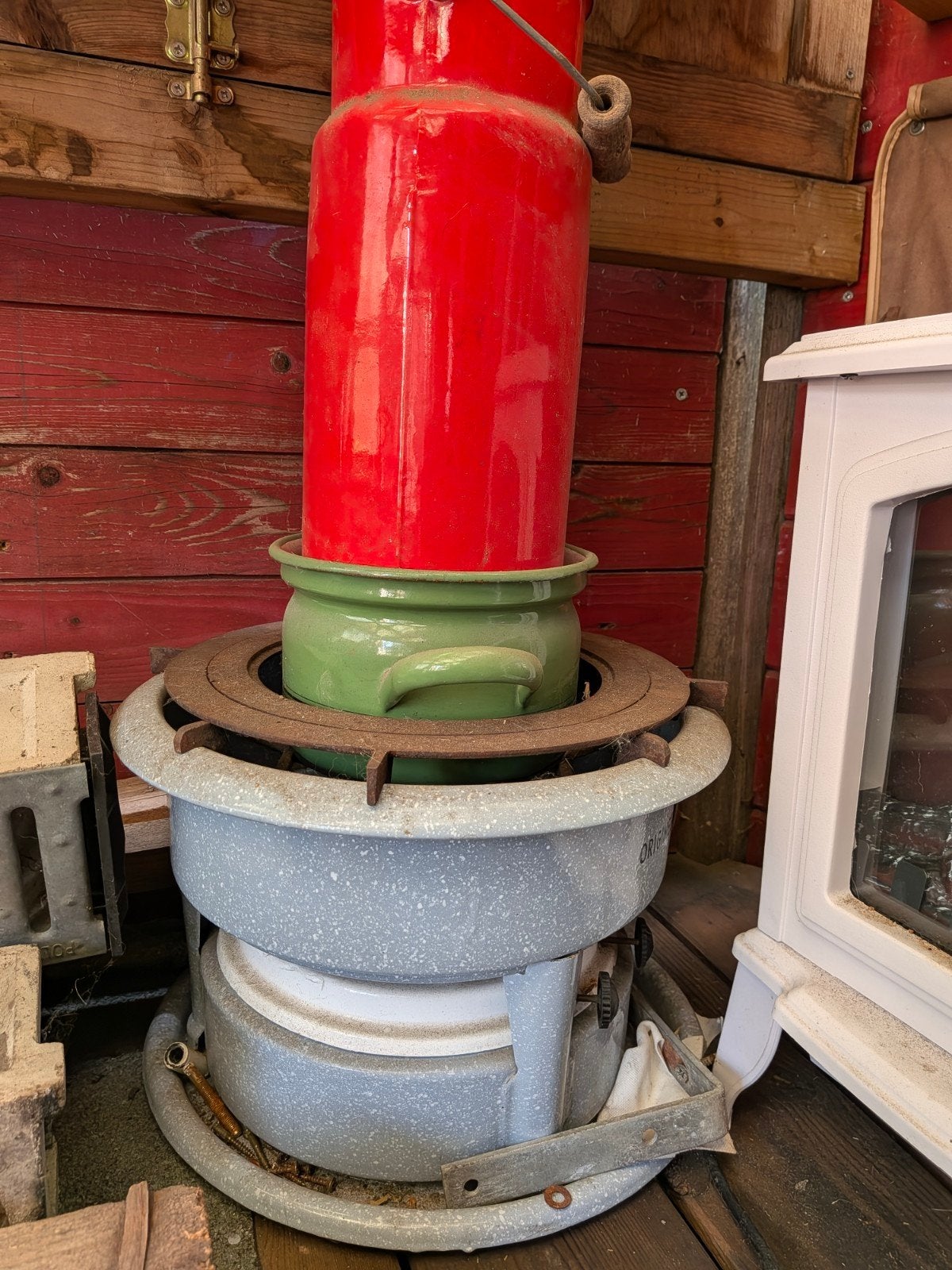 Vintage petroleumkachel met rode melkbus en groene pot, Ophalen