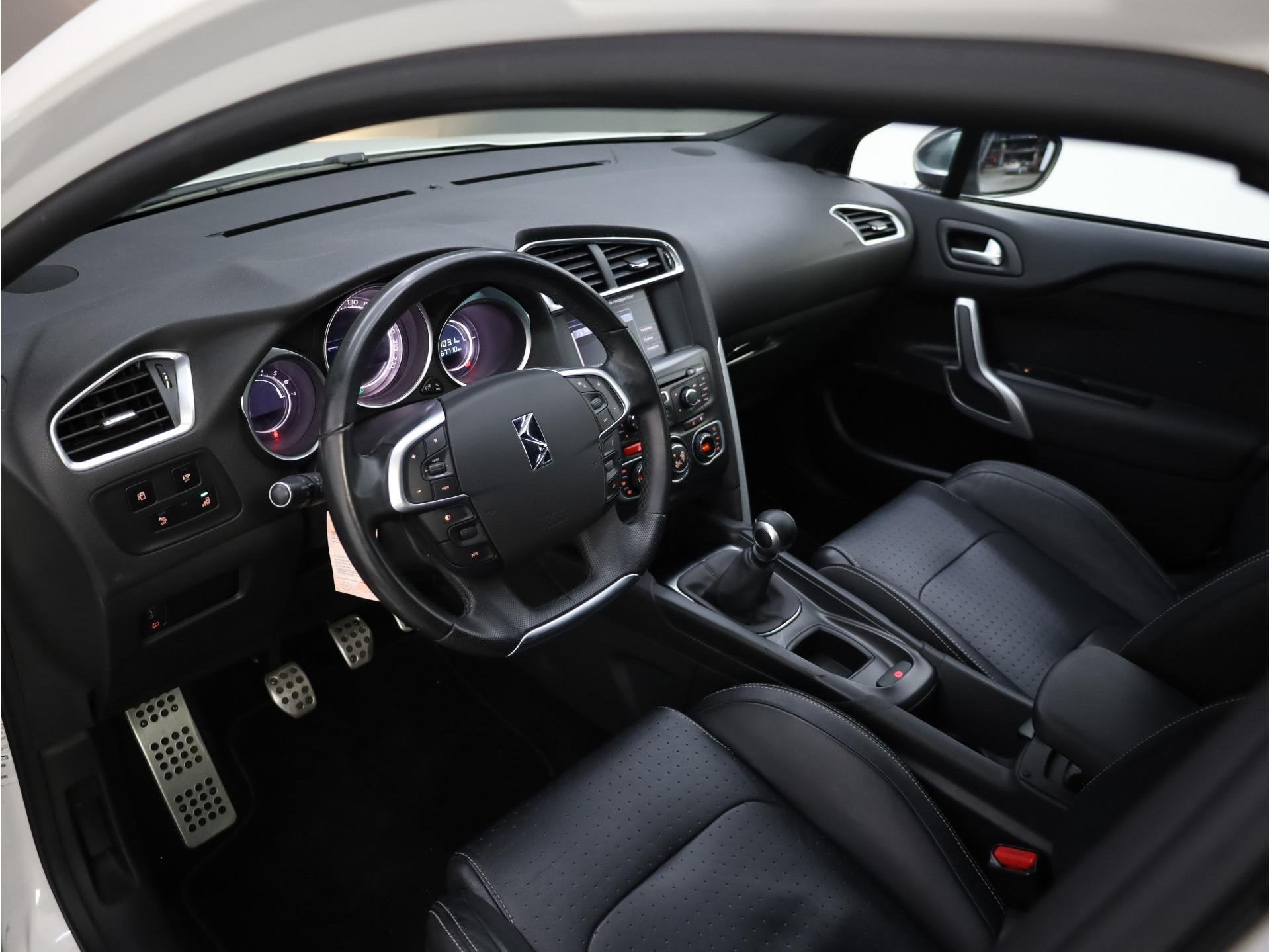 Citroën DS4 1.6 THP Sport Chic | Trekhaak | 200 PK | Ledere, Voorwielaandrijving, Euro 5, Zwart, Wit