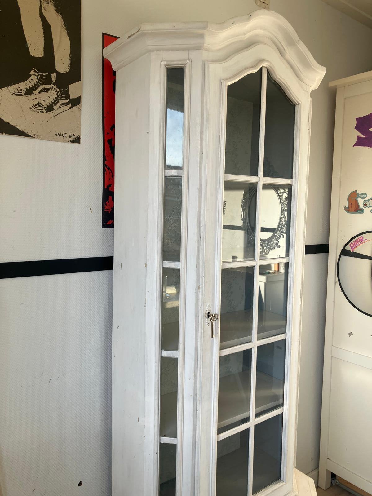 Gratis af te halen: witte landelijke vitrinekast, Ophalen, Gebruikt, 50 tot 100 cm, 150 tot 200 cm