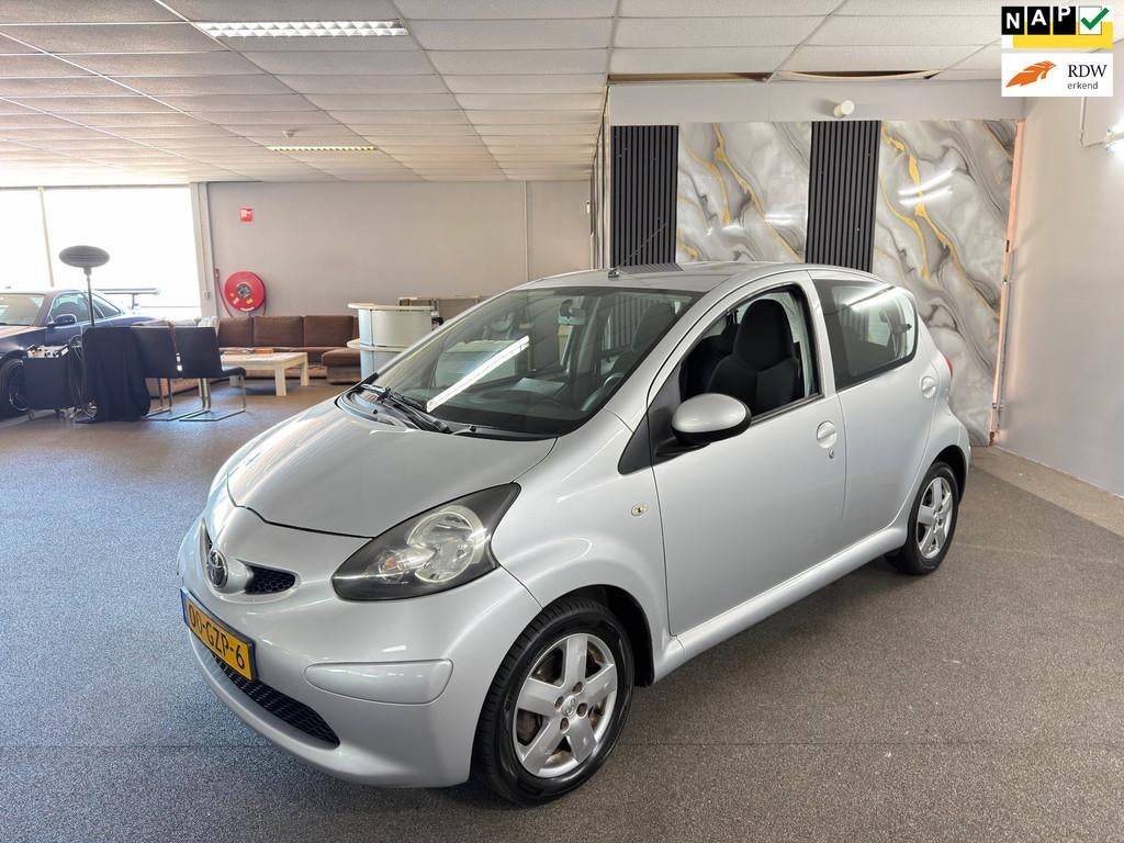 Toyota Aygo 1.0-12V + Apk NieuwAutomaat,Airco,Carplay,Blueto, Stof, Gebruikt, Zwart, 4 stoelen