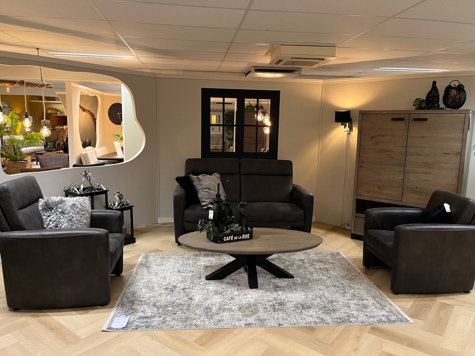 Showmodel bank en 2x fauteuil Haveco in Microleder antraciet, Ophalen, Zo goed als nieuw, 75 m² of meer