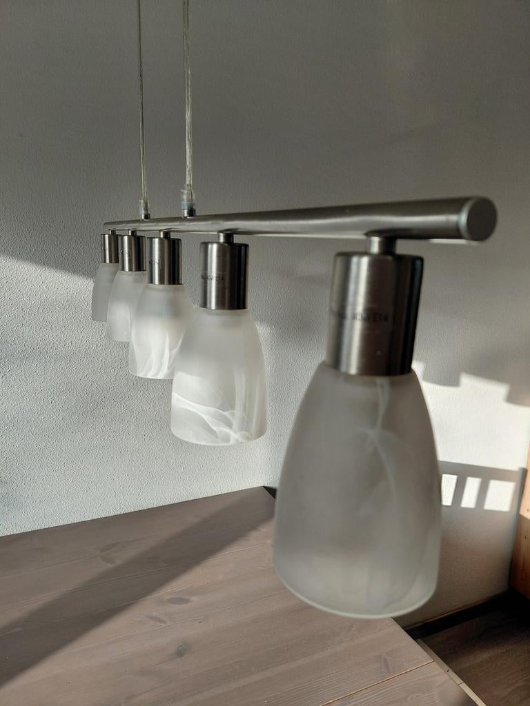 Moderne hanglamp met 5 glazen kappen - RVS look, Huis en Inrichting, Lampen | Hanglampen, Ophalen, Gebruikt, Glas, Modern, Tijdloos