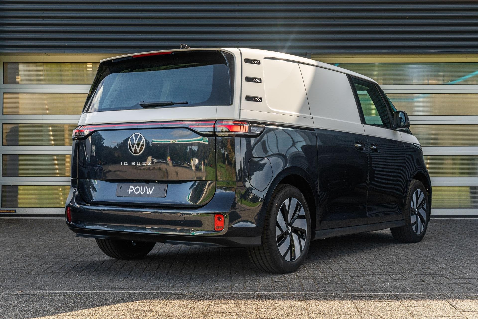 Volkswagen ID. Buzz Cargo 190pk Bulli Limited Edition 59 kWh, Auto's, Automaat, Zwart, 190 pk, Volkswagen
