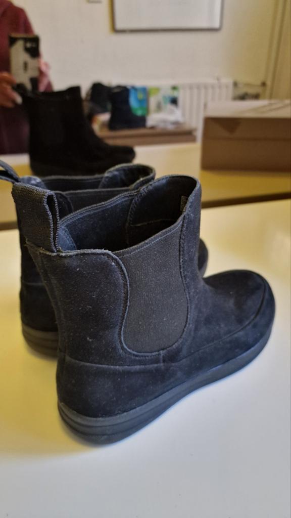 Fitflop instap laarzen suede zwart 38, Zwart, Lage of Enkellaarzen, Ophalen of Verzenden, Zo goed als nieuw