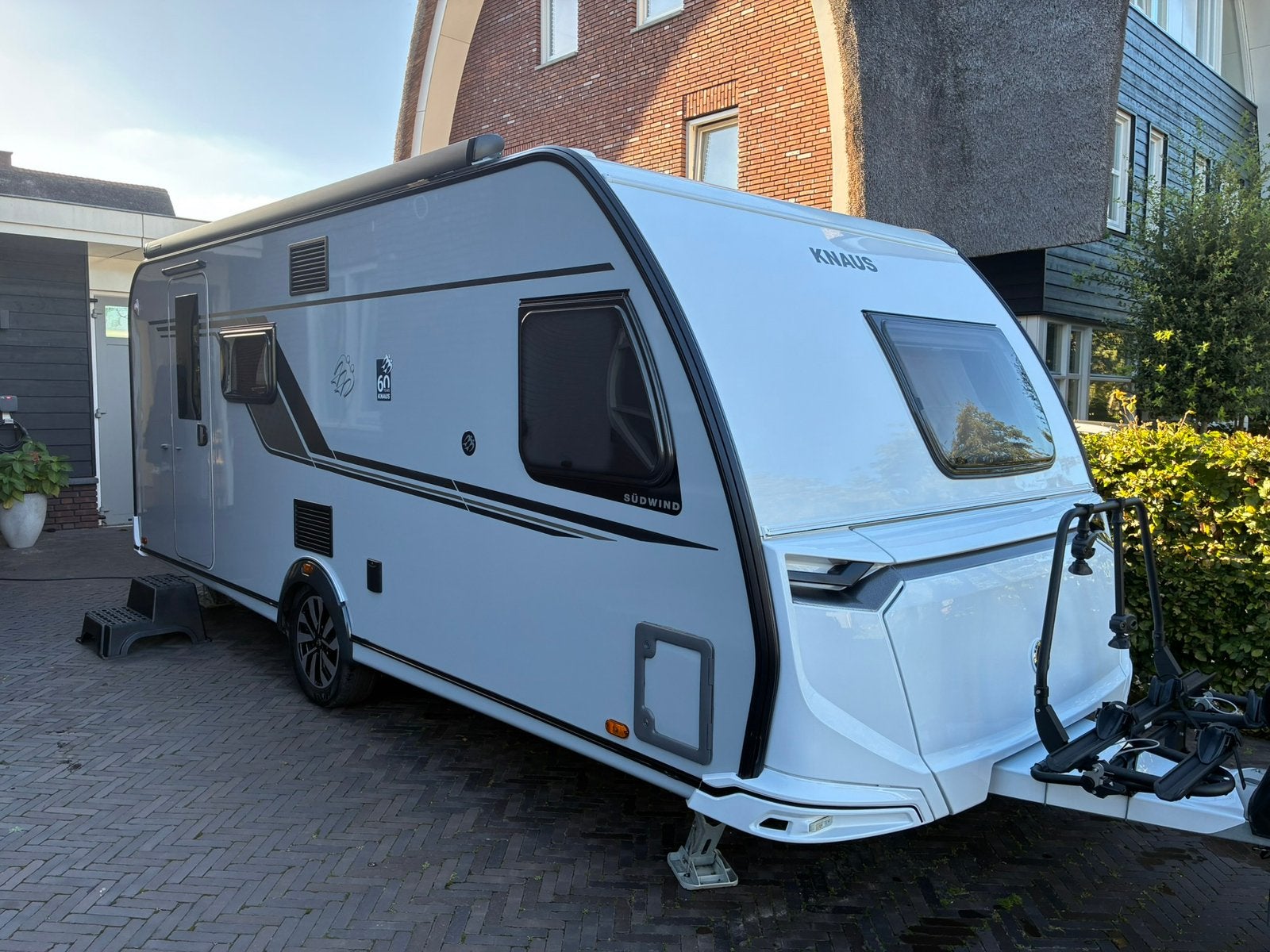 Knaus Sudwind 60 Years 550 FSK - stapelbed - airco - mover, Caravans en Kamperen, Frans bed, Treinzit, Particulier, Luifel