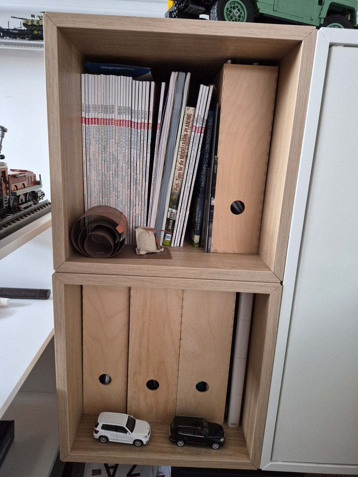 2x IKEA Eket kast (804.288.52) plus wandrail, Huis en Inrichting, Kasten | Computermeubels, Ophalen, Zo goed als nieuw, Minder dan 70 cm