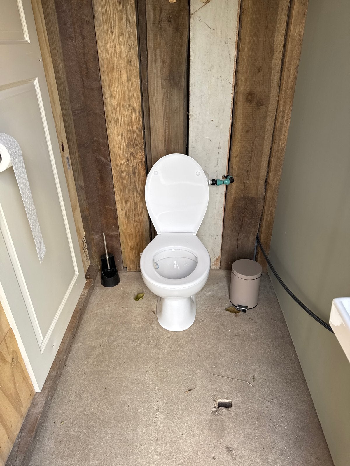 Witte staande toiletpot met stortbak, Doe-het-zelf en Verbouw, Sanitair, Ophalen, Gebruikt, Toilet
