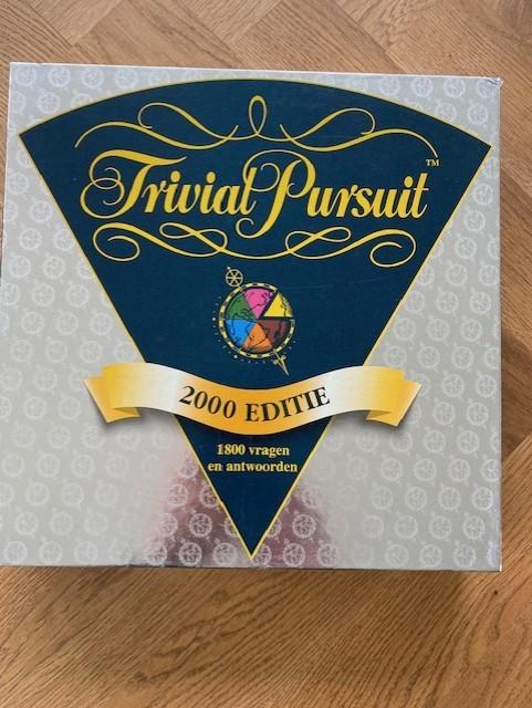 Trivial Pursuit 2000 Editie – compleet in zeer goede staat, Hobby en Vrije tijd, Gezelschapsspellen | Bordspellen, Vijf spelers of meer