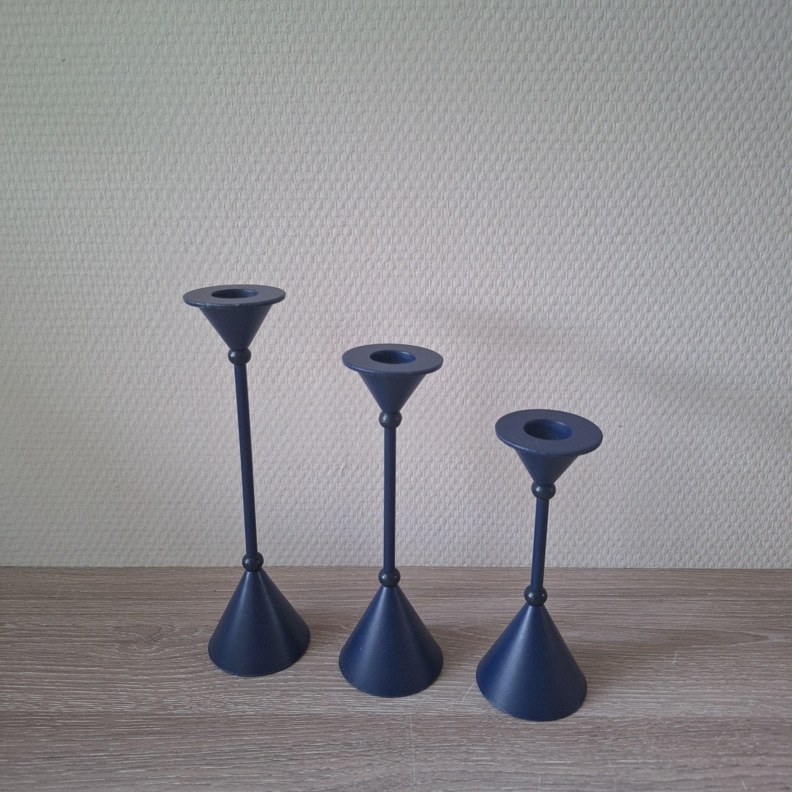 Vintage blauwe diabolo metalen kandelaren Memphis Milano, Ophalen of Verzenden, Overige materialen