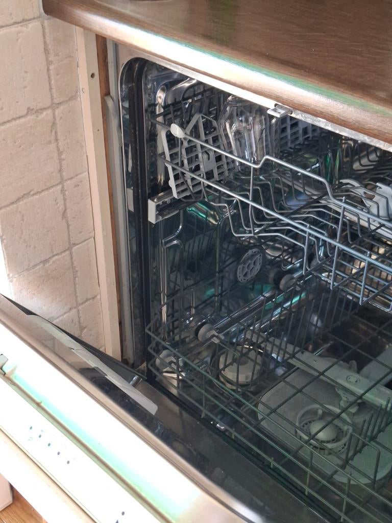 Gratis oud ijzer vaatwasser defect, Witgoed en Apparatuur, Vaatwasmachines, Ophalen, Minder dan 85 cm