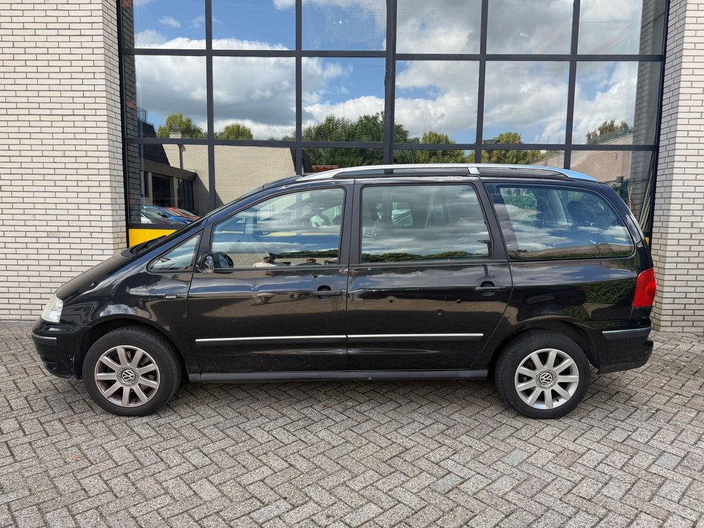 Volkswagen Sharan First owner! automaat, Clima & Trekhaak 6P, Auto's, Automatische klimaatregeling, Stof, Zwart, 4 cilinders