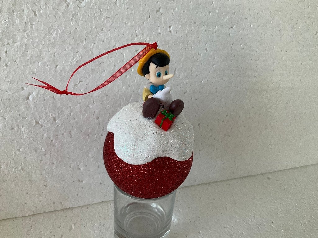 Disney Pinocchio - kerstbal - ornament 1, Ophalen of Verzenden, Peter Pan of Pinokkio, Zo goed als nieuw, Beeldje of Figuurtje