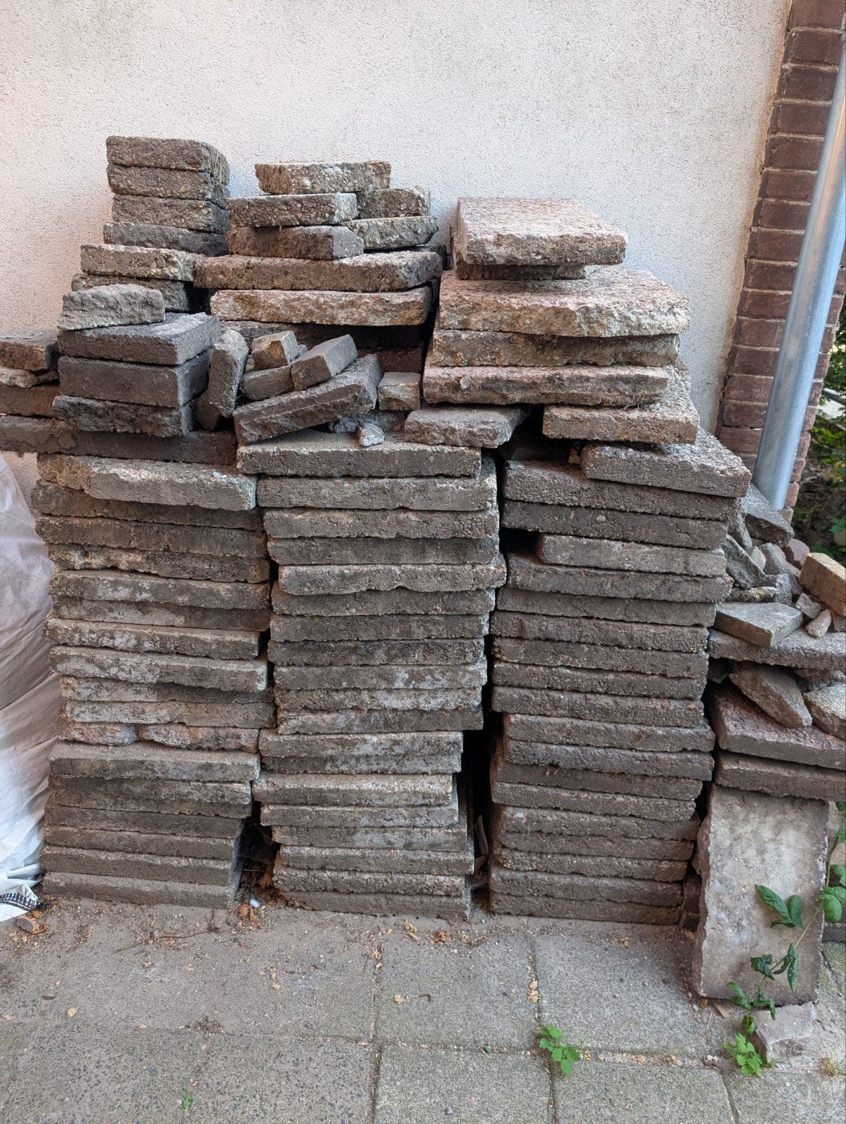 GRATIS: Ca. 15m² Oude Grindtegels 60x40x5 cm (Hilversum), Tuin en Terras, Ophalen, Gebruikt, 10 m² of meer, Grind