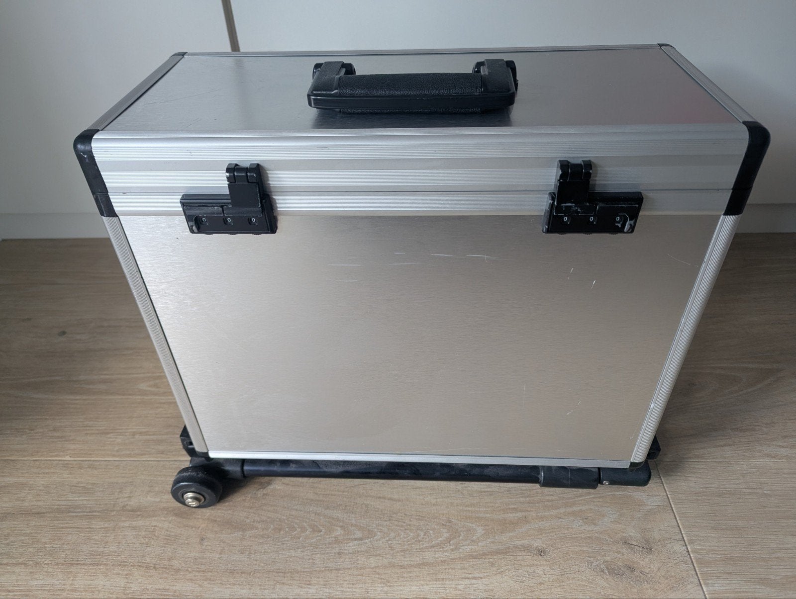 Aluminium koffer op wieltjes met uitschuifbare handgreep, Gebruikt, Hard kunststof, Minder dan 50 cm, Minder dan 35 cm
