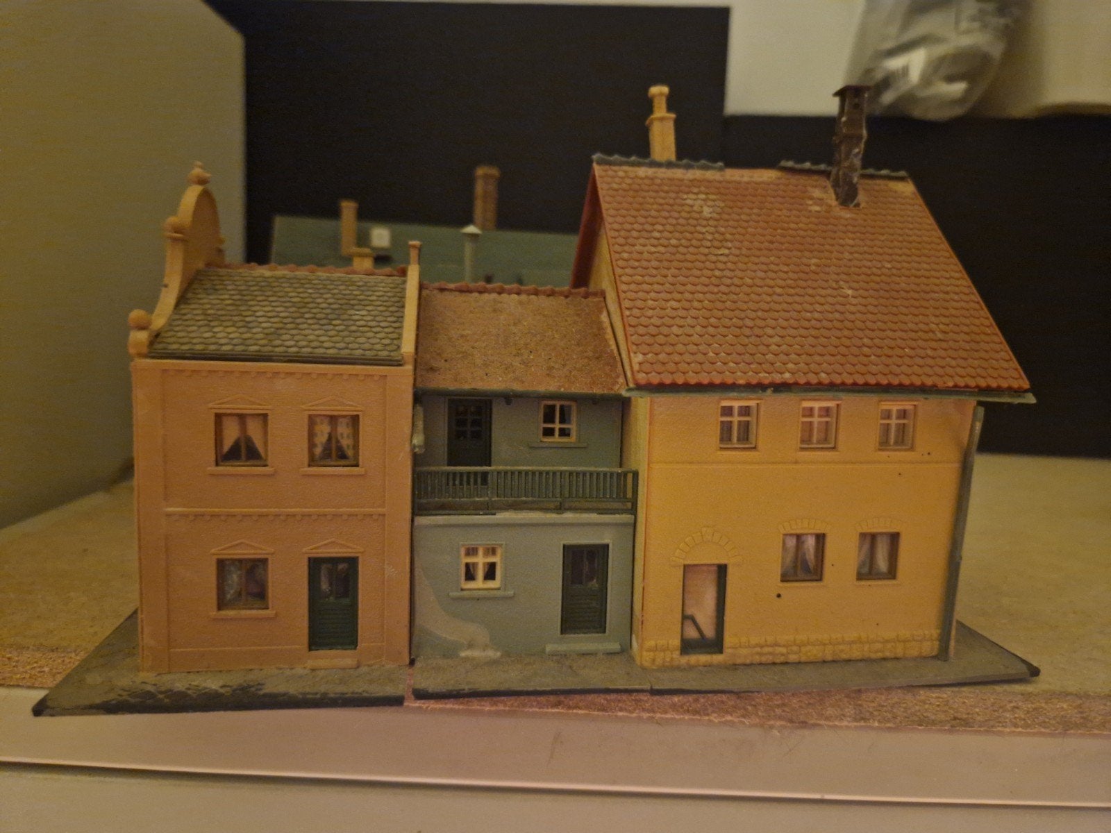 Miniatuur huisjes set - Restaurant, Café, Winkel, Hobby en Vrije tijd, Modeltreinen | H0, Overige merken, Gebruikt, Gelijkstroom of Wisselstroom