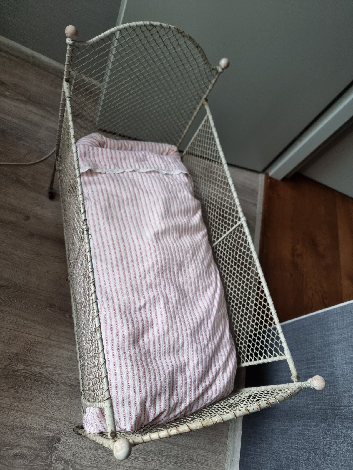 Ijzeren bedje op wielen met zeer oude tijk bekleding., Tuin en Terras, Ophalen, Gebruikt