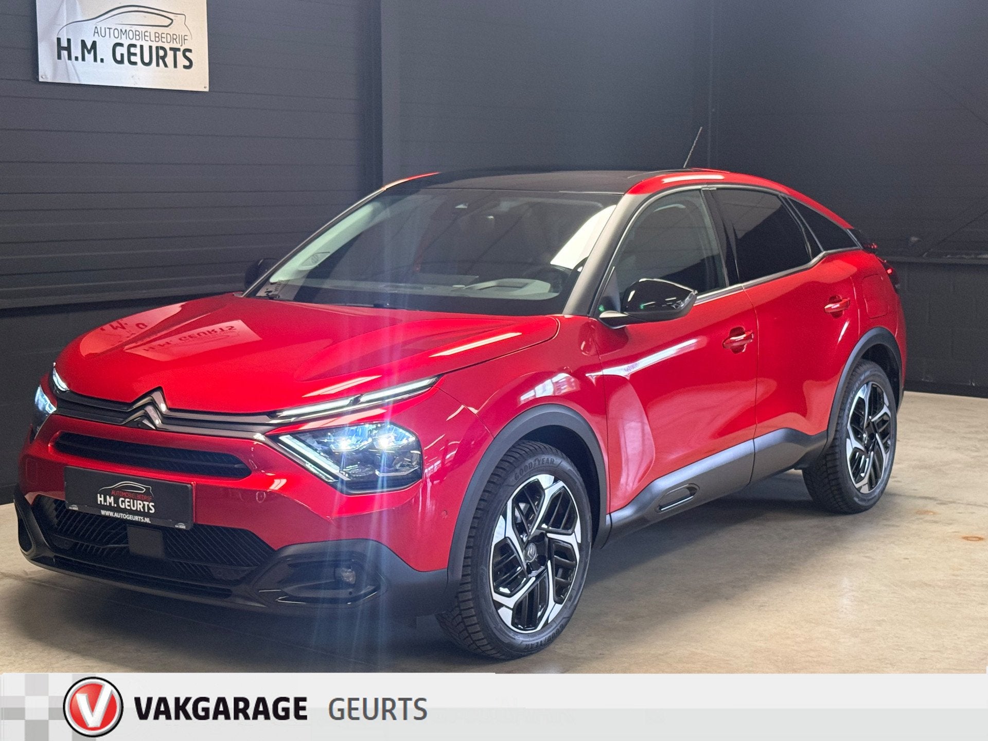 Citroën C4 1.2 PureTech 130 Shine Automaat | Pano | Leder |, Gebruikt, 1199 cc, Bedrijf, 3 cilinders