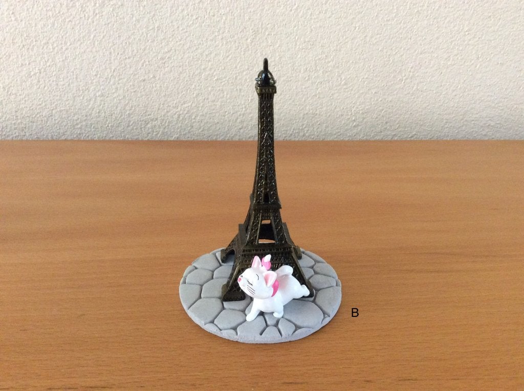 Disney Aristocats - Marie bij Eiffel toren - beeldje, Verzamelen, Disney, Zo goed als nieuw, Beeldje of Figuurtje, Overige figuren