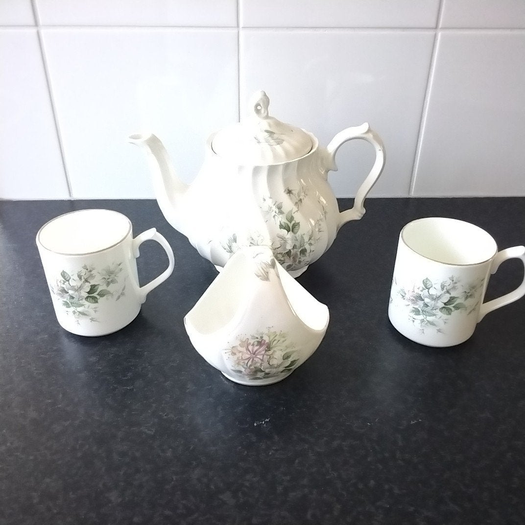 Engelse theeset: theepot, 2 mokken en bonbonschaaltje, Gebruikt, Ophalen of Verzenden, Theepot, Klassiek