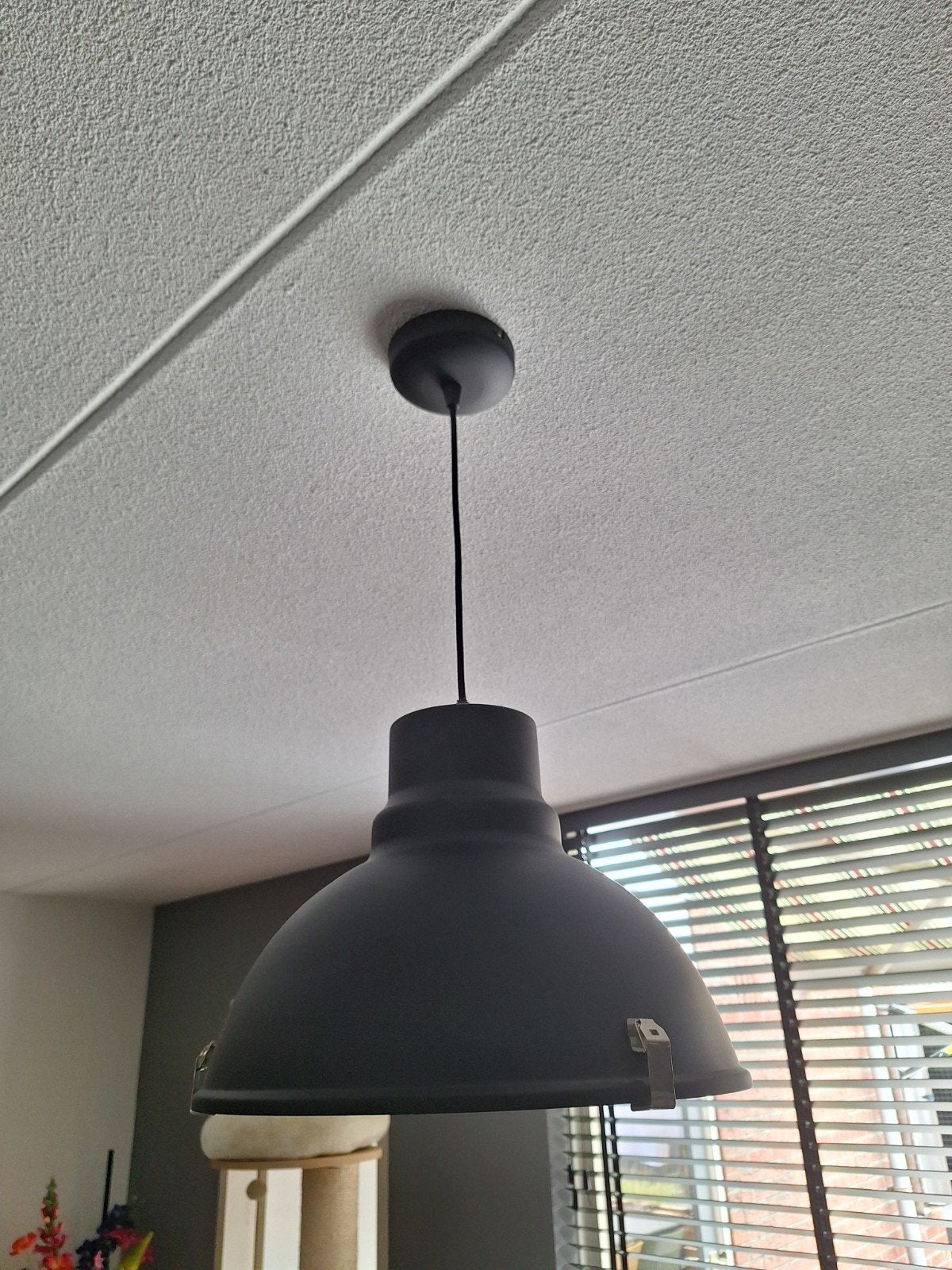 Moderne zwarte hanglamp met glazen diffuser, Huis en Inrichting, Lampen | Hanglampen, Ophalen, E27 (groot), Zo goed als nieuw