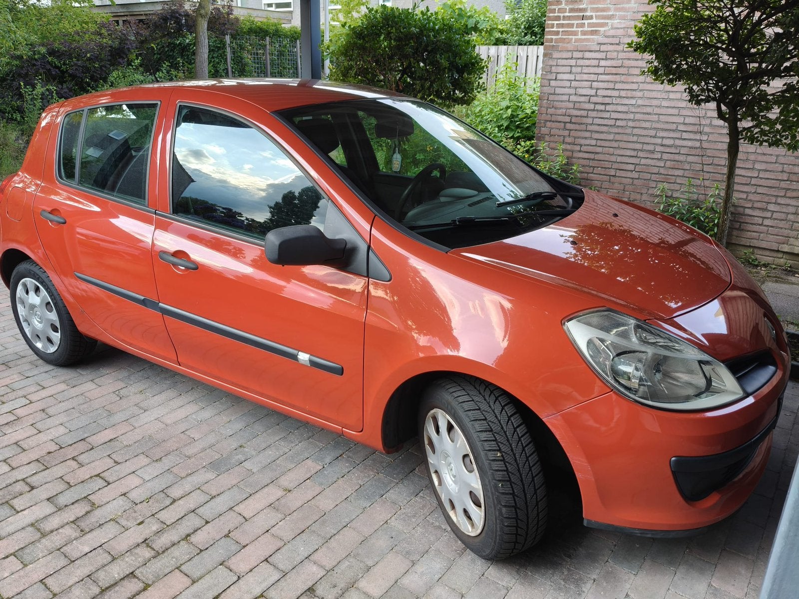 Foto 4 van Renault Clio 1.2 16V 55KW 5-DRS E4 2005 Rood
