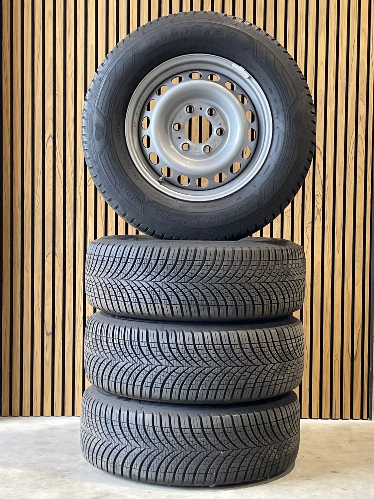 16 inch Mercedes Sprinter 4 seasons Goodyear, Ophalen, 16 inch, Banden en Velgen, 235 mm