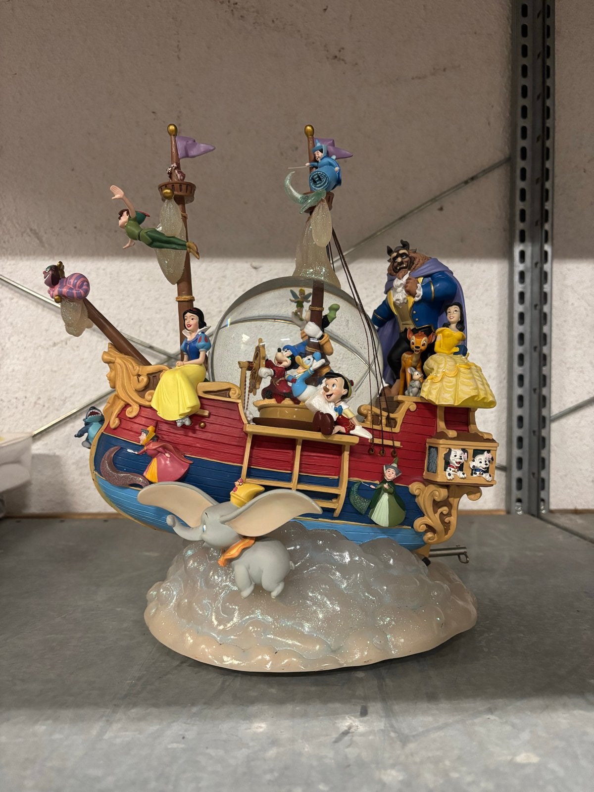 Exclusieve Disneyland Parijs Sneeuwbol met Disney Figuren, Verzamelen, Ophalen of Verzenden, Overige figuren, Zo goed als nieuw