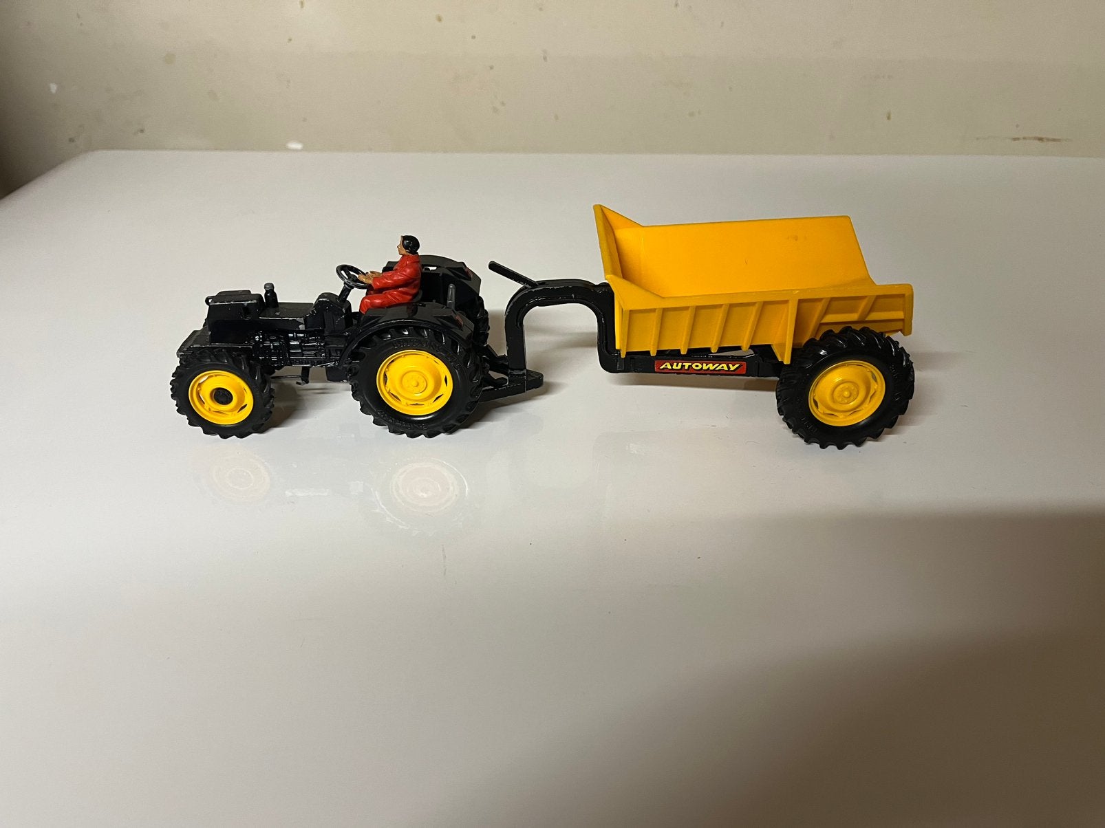 Britains 9881, Deutz Fahr DX 92 + Dumper, AUTOWAY UITVOERING, Ophalen of Verzenden, Zo goed als nieuw, Tractor of Landbouw, Britains