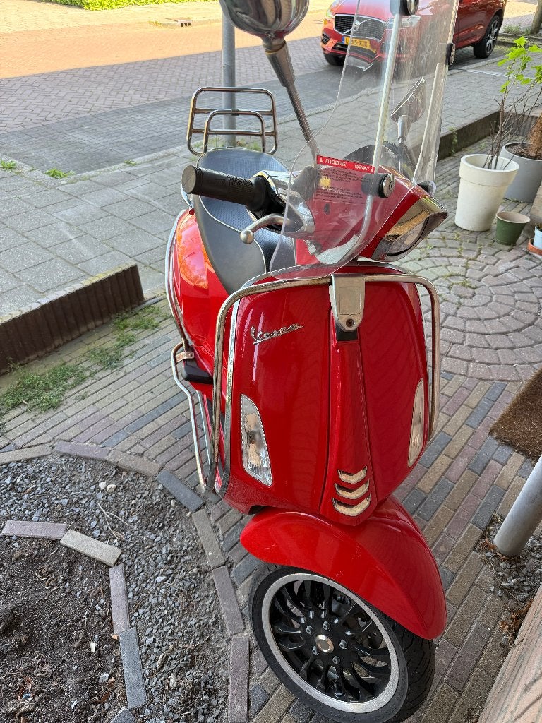 Rode Vespa Sprint RST 4-takt 50cc, Motoren, Scooter, Motorrijbewijs A, Gebruikt, Particulier